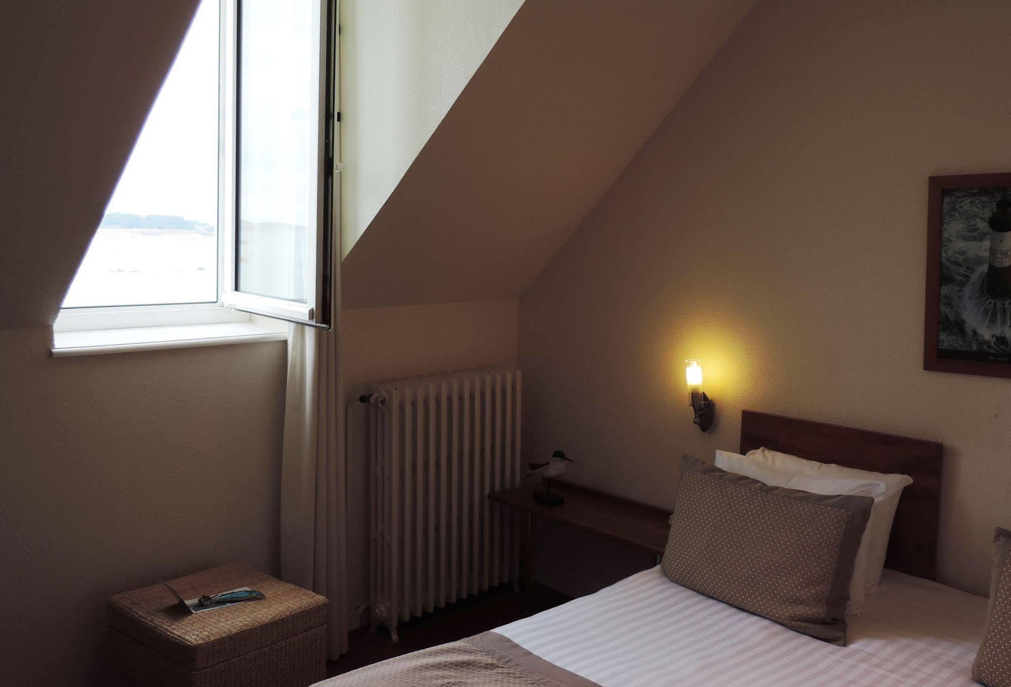 Hotel Aux Tamaris - Vue Mer Roscoff Kültér fotó